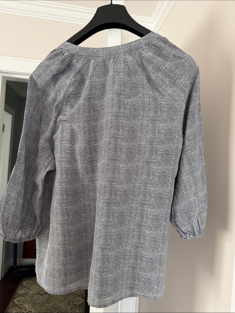 Joie silk  gray  Printed V-Neck Gathered 3/4 sleeve Blouse size M - Picture 7 of 7